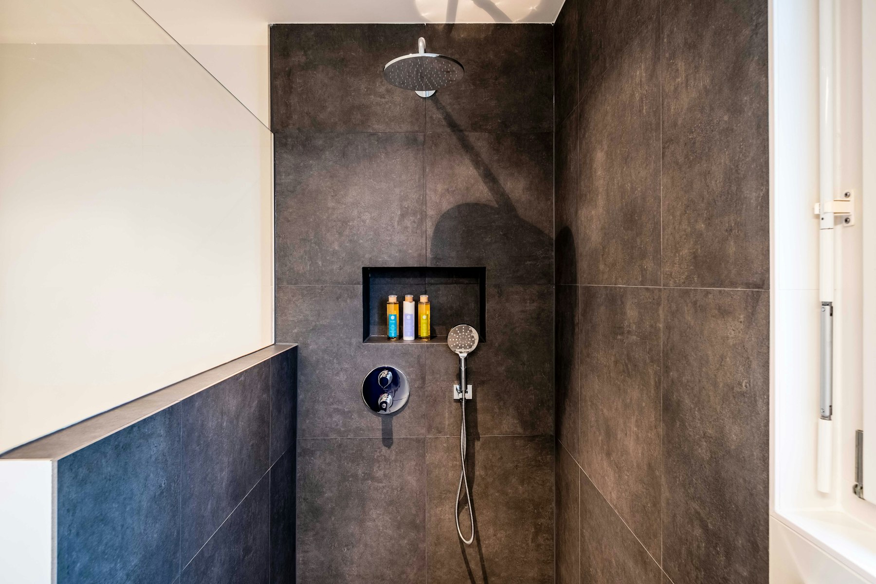Walk-in-Dusche mit großformatigen Wandfliesen