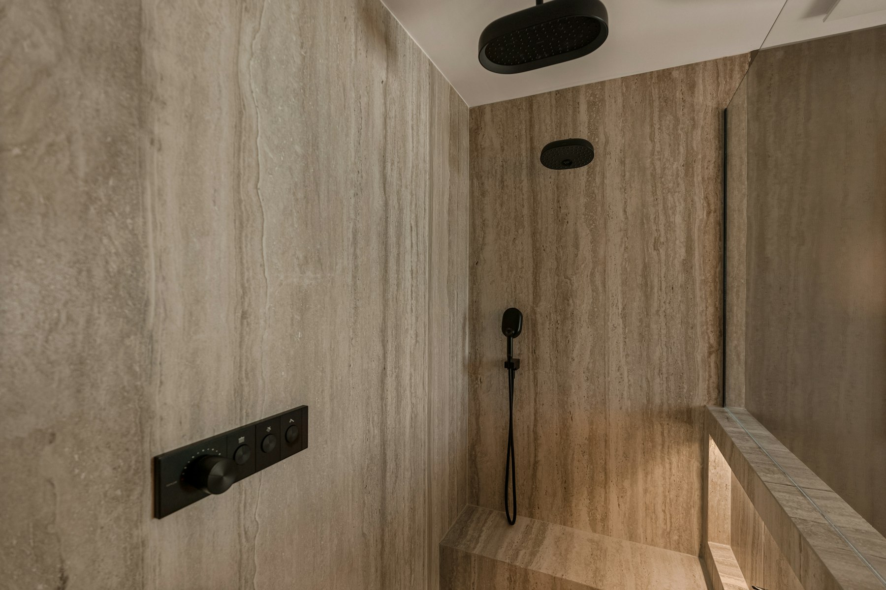 Bodengleiche Dusche mit Wandfliesen in Natursteinoptik
