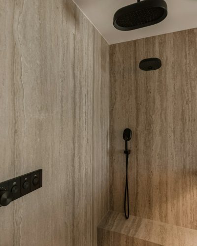 Bodengleiche Dusche mit Wandfliesen in Natursteinoptik